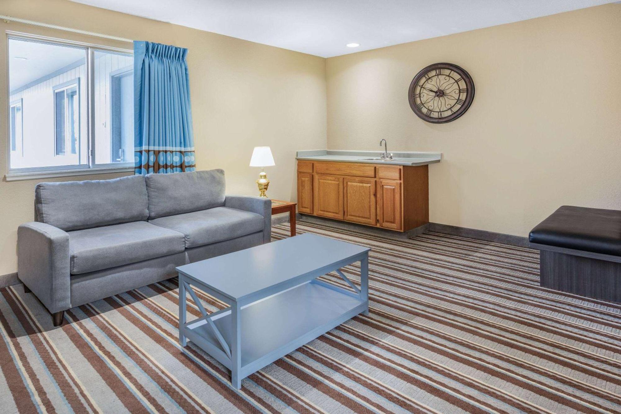 Super 8 By Wyndham Marysville/port Huron Area Motel 2*